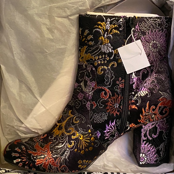Shoes - Embroidered boots